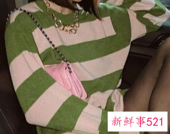 低圆领毛衣内搭配