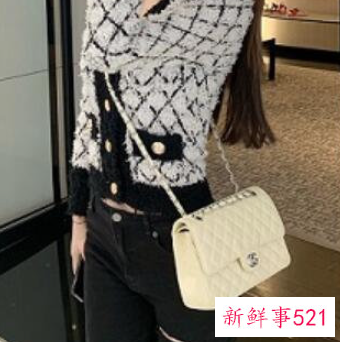 小香风买黑色,还是白色