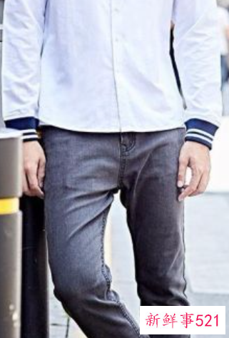 白色衬衫男搭配什么比较好看