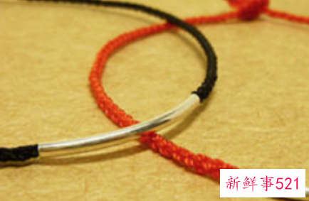 情侣手链一黑一红什么意思