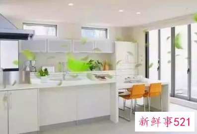 晚上厨房刺鼻的味道白天没有