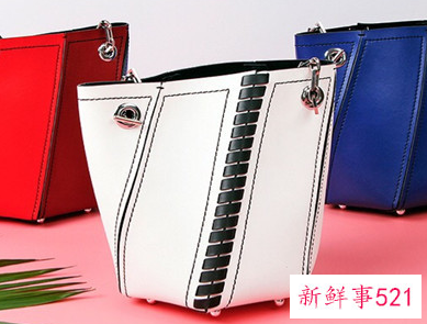 女士斜挎包正确挎法图解