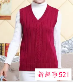 红色毛衣可以配米色马甲吗