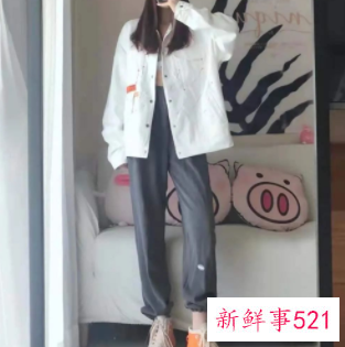 浅色牛仔外套配什么裤子