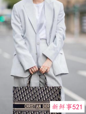 休闲小西装套装搭配什么鞋子