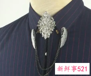 男生项链应该戴在衣领外面吗