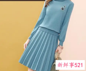 低圆领毛衣内搭配