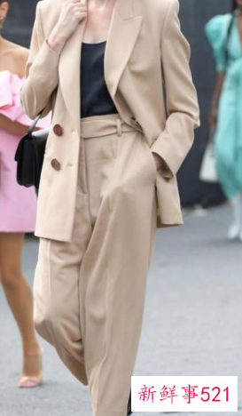 休闲小西装套装搭配什么鞋子