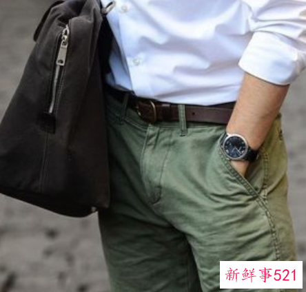 白色衬衫男搭配什么比较好看