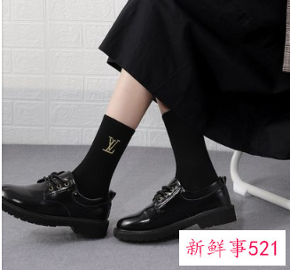 女孩黑色皮鞋配什么袜子