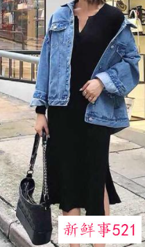 黑色针织长裙怎么搭配的