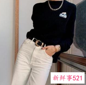 低圆领毛衣内搭配