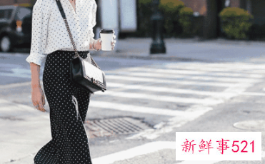 碎花半身裙的搭配