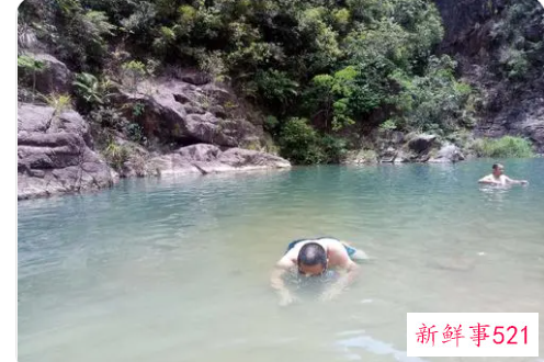 梦见水潭玩水是什么意思