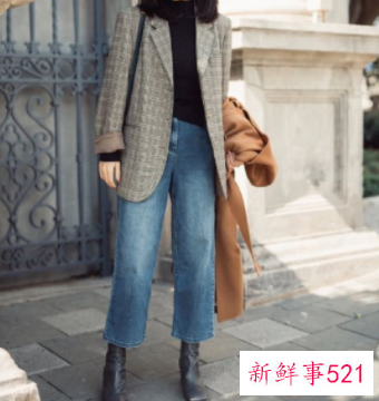 白色衣服搭配浅蓝色牛仔裤