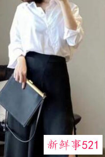 开叉黑裙子配什么上衣