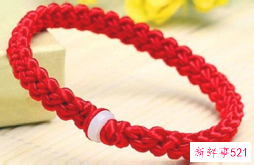 男生戴红绳的含义