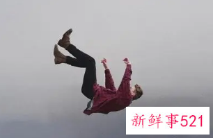 梦见楼梯上摔倒是什么意思