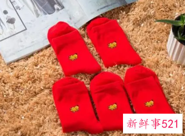 梦见穿红袜子有什么征兆