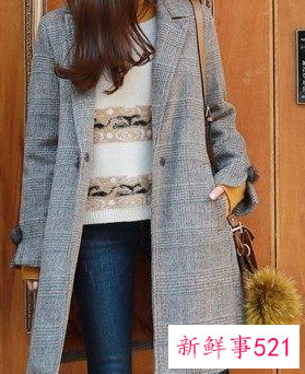 灰白色大衣配什么颜色的毛衣