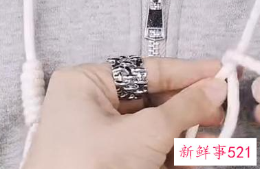 衣服两边绳子系法图解