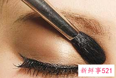 简单不失华丽感咖啡金色眼妆