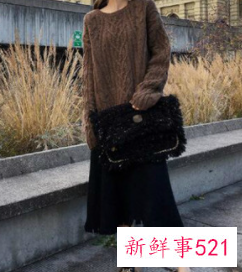 黑色针织长裙怎么搭配的