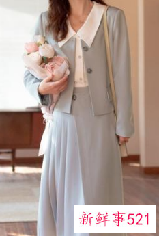 碎花半身裙的搭配