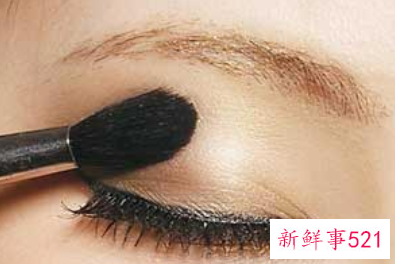 简单不失华丽感咖啡金色眼妆