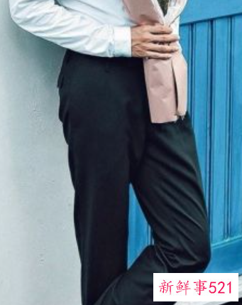 白色衬衫男搭配什么比较好看