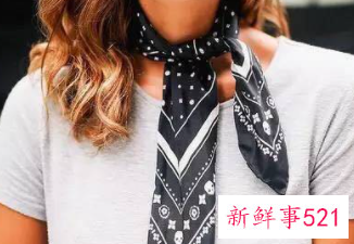 小方巾脖子上的系法