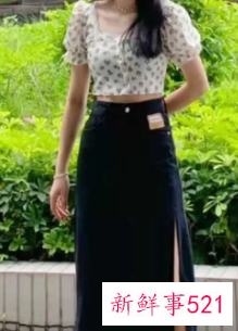 开叉黑裙子配什么上衣