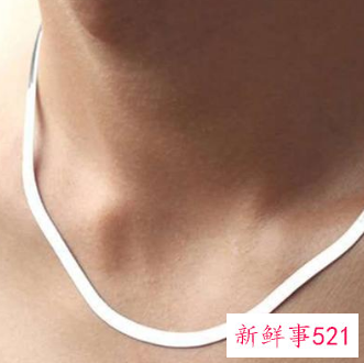 男生项链应该戴在衣领外面吗