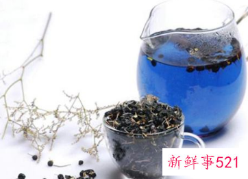 假黑枸杞泡水后什么颜色