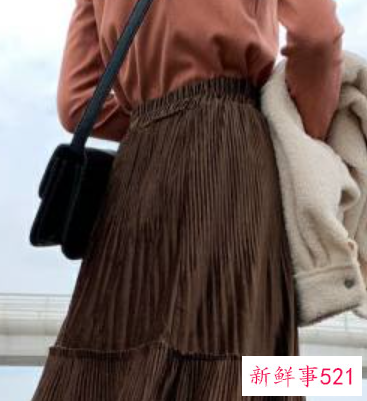 咖啡色半身裙百搭吗