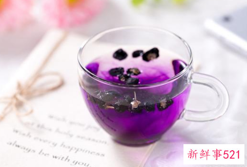 假黑枸杞泡水后什么颜色