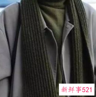 灰白色大衣配什么颜色的毛衣