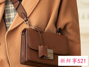 女士斜挎包正确挎法图解