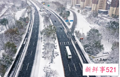 辽宁一家长开铲车到学校扫雪啥情况