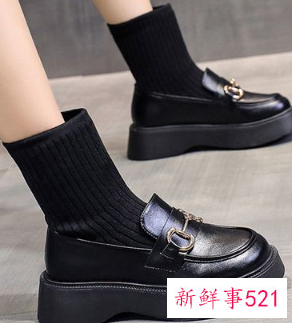 女孩黑色皮鞋配什么袜子