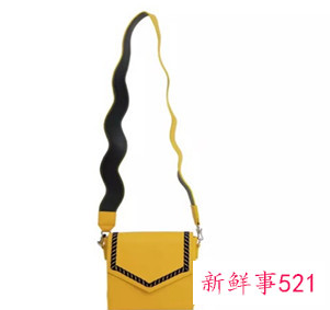 女士斜挎包正确挎法图解