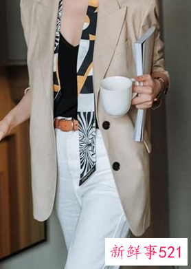 咖啡色半身裙百搭吗