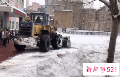辽宁一家长开铲车到学校扫雪啥情况