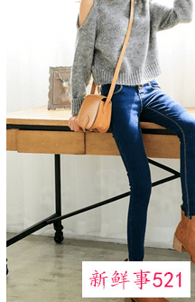 女直筒牛仔裤配鞋图片