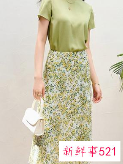 碎花半身裙的搭配