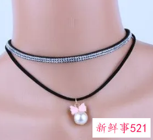 男生项链应该戴在衣领外面吗