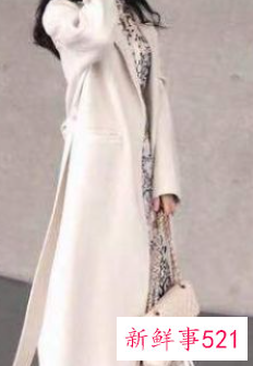 灰白色大衣配什么颜色的毛衣