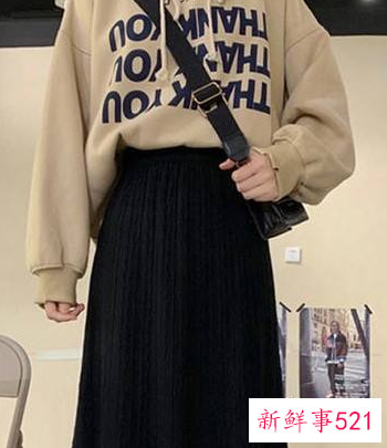 黑色针织长裙怎么搭配的