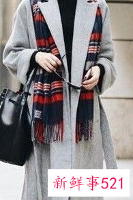 灰白色大衣配什么颜色的毛衣