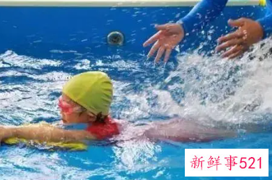 让孩子去学游泳我后悔了